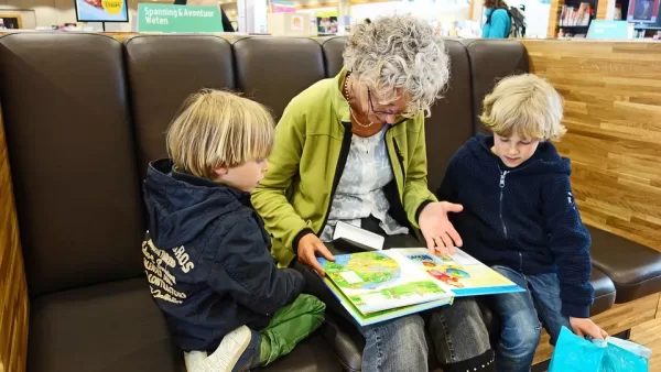 Бабушка с внуками читают