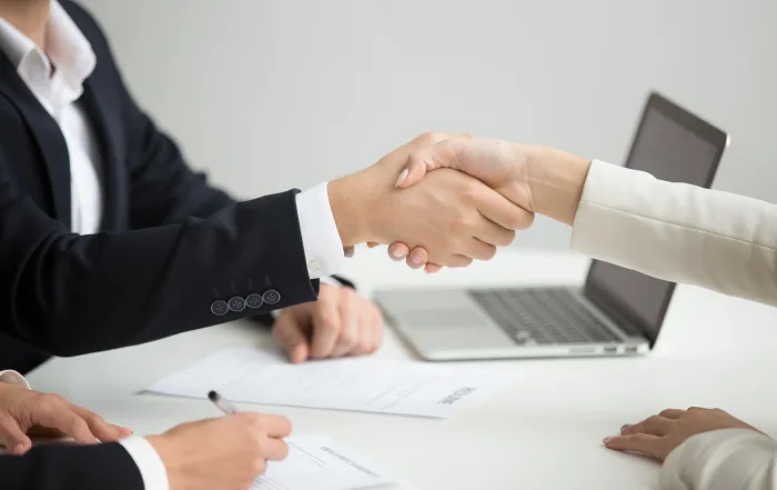 Процедура купли-продажи квартиры: этапы оформления, обязательные документы, риски и преимущества нотариального заверения. Как обезопасить себя при сделке с недвижимостью.